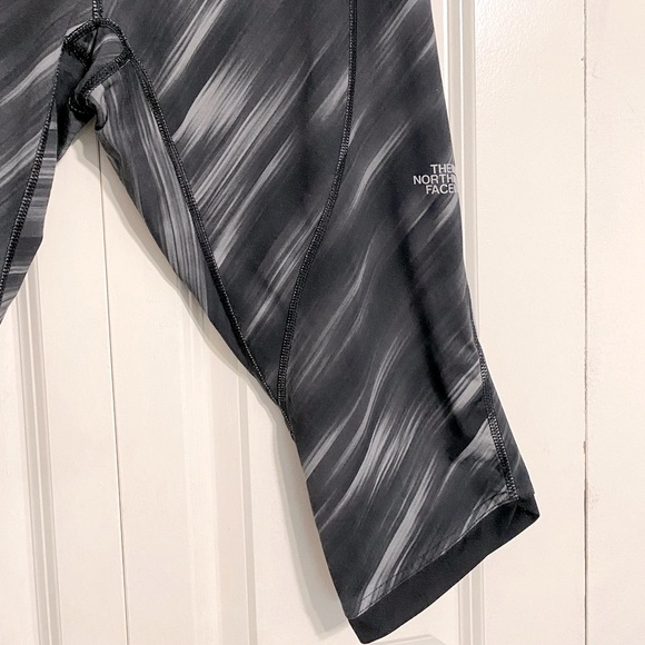 [L] The North Face Cropped Leggings with Drawstring Waist | Black/Gray - Picture 3 of 4